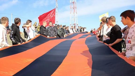 В Светлограде водрузили знамя Победы на горе Куцай