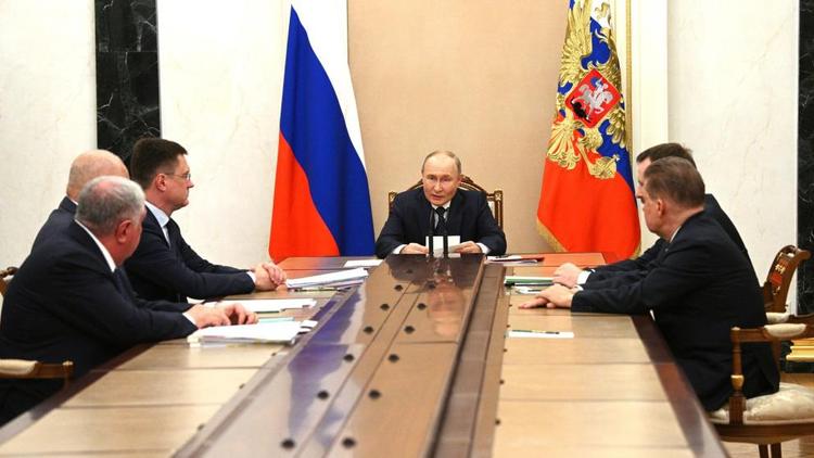 Владимир Путин провёл совещание по вопросам развития топливно-энергетического комплекса