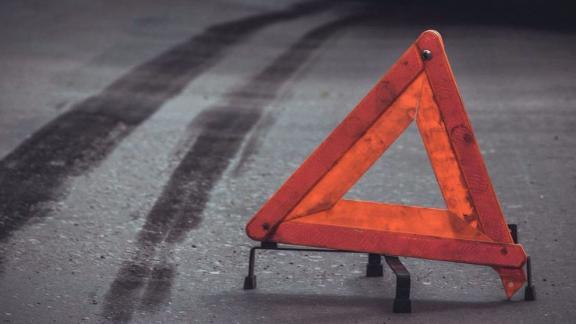 На Ставрополье водитель и пассажир иномарки попали в больницу после столкновения с дорожным ограждением