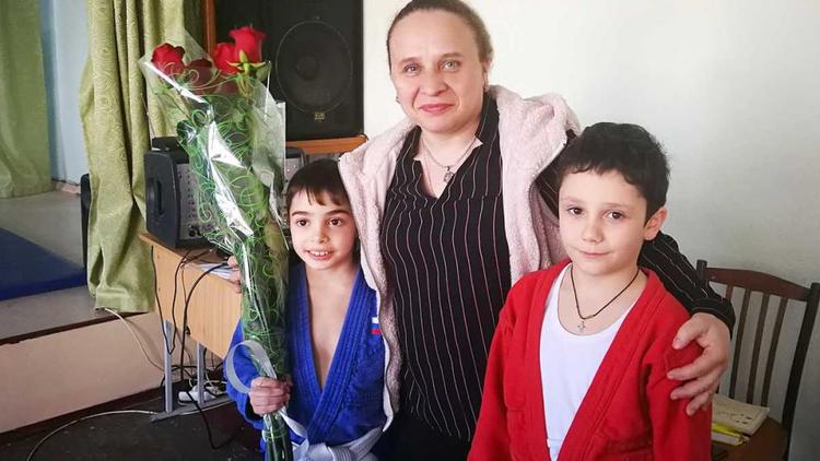 Чемпионка мира по самбо Оксана Степанюк провела «Олимпийский урок» в школе Невинномысска