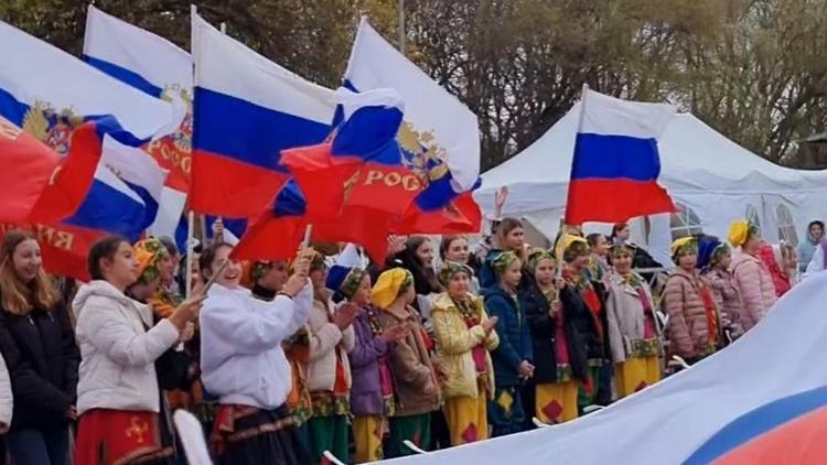 30-метровый флаг РФ развернули на Ставрополье в День народного единства