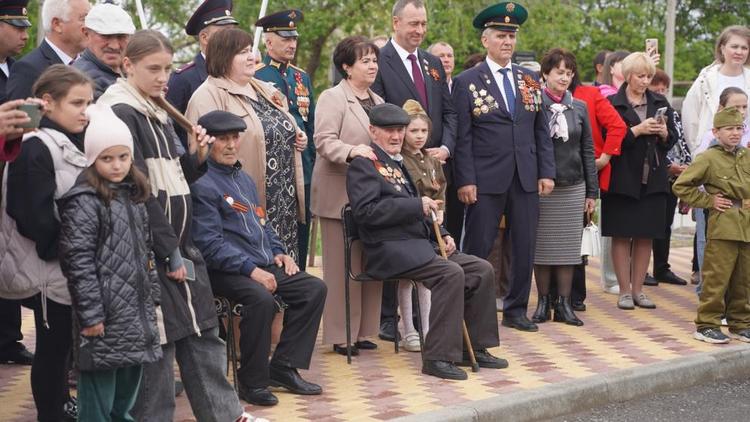 В Андроповском округе провели парад у дома 100-летнего ветерана