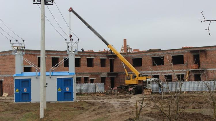В Арзгирском округе партдесант проверил ход строительства поликлиники