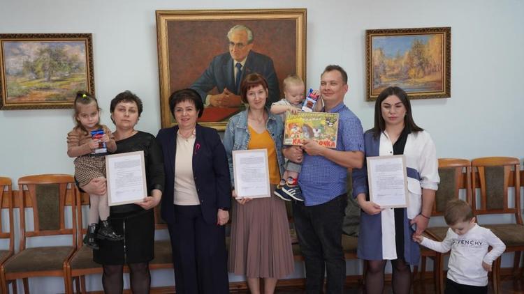 Жилищные сертификаты получили 13 молодых семей Андроповского округа Ставрополья 