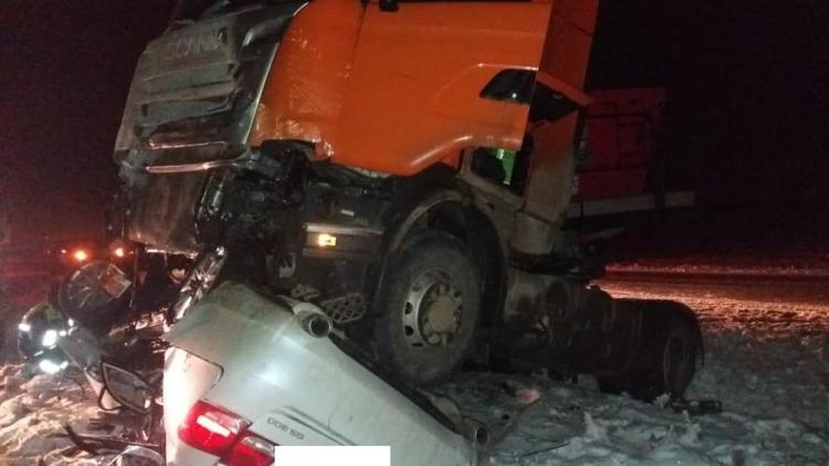 На Ставрополье водитель на зимней дороге врезался в грузовик