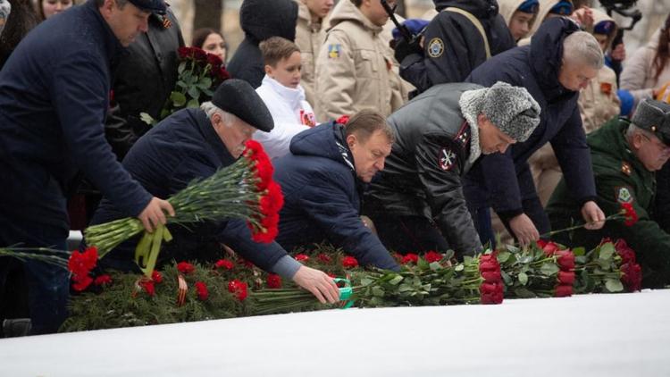 Мэр Ставрополя возложил цветы к Вечному огню в 81-ю годовщину освобождения города