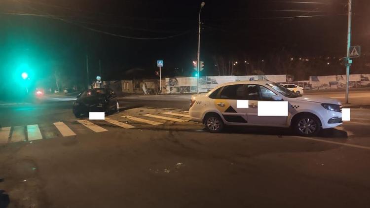 Два пассажира легковушки пострадали в аварии в центре Ставрополя