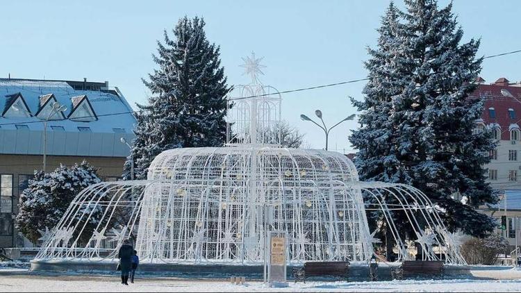 В Ставрополе устанавливают зимние украшения на фонтаны