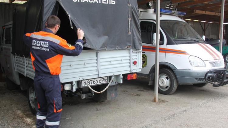 Спасатели вынесли обездвиженного пенсионера из узкого подъезда «хрущёвки» в Георгиевске