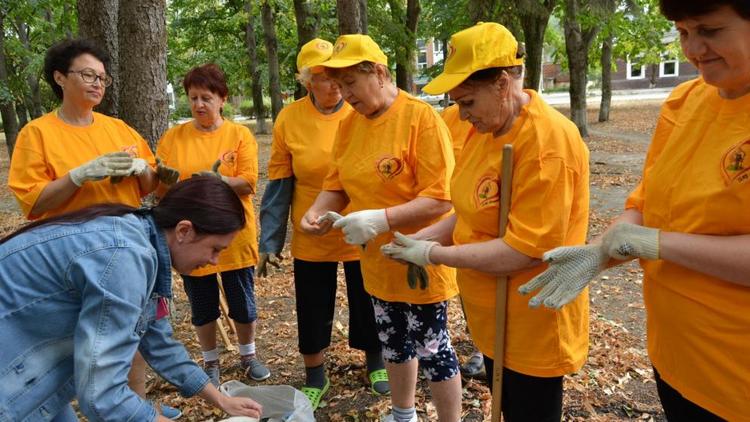 В Невинномысске «серебряные» волонтёры провели эко-субботник