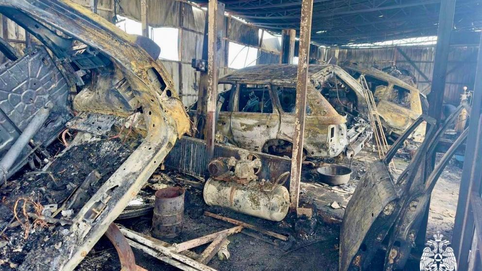 В селе Юца пожар уничтожил 6 машин в автосервисе