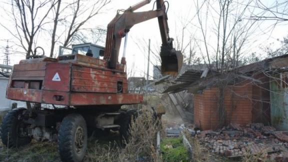 В Невинномысске уничтожили 3 нелегальных киоска