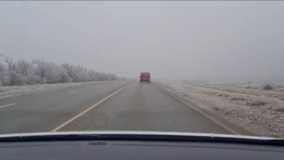 Наледь и сильный боковой ветер осложнили движение на дорогах Ставрополья