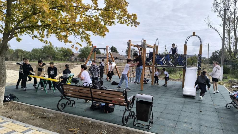 В Ипатово открыли две новые детские площадки