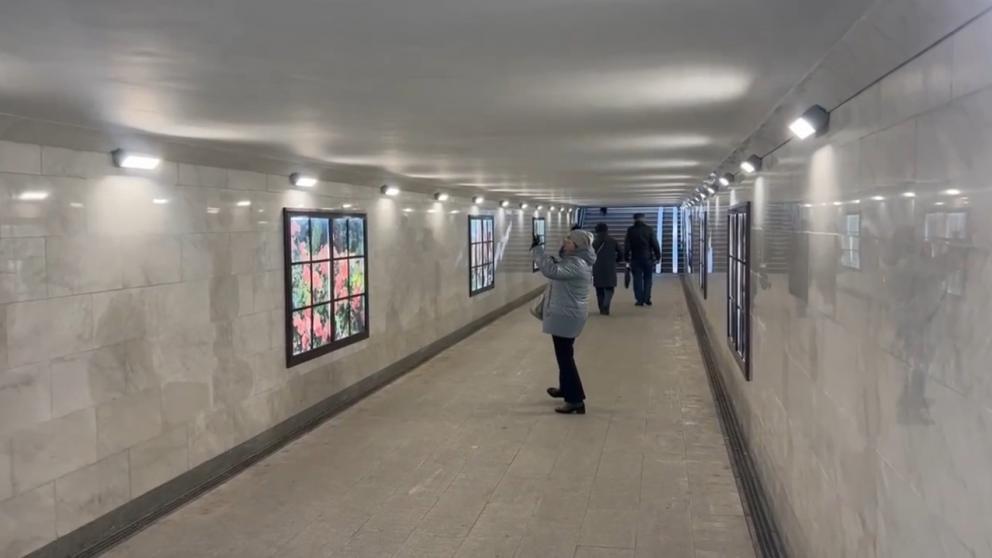 Новогодняя музыка играет в подземных переходах Кисловодска