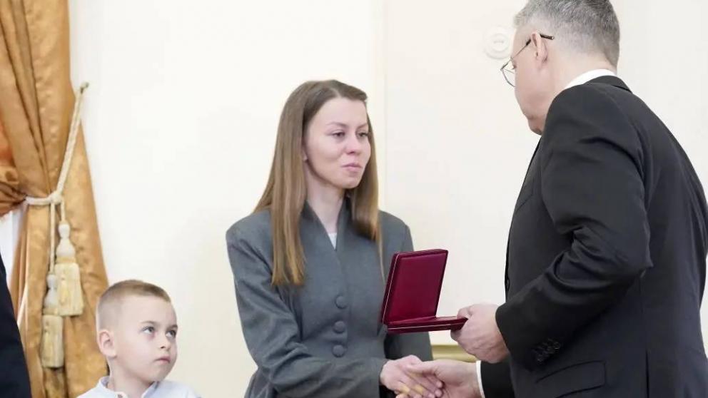 Губернатор Владимиров передал награду семье погибшего пограничника-героя