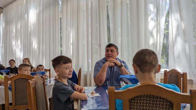 Глава Ессентуков навестил отдыхающих в санатории детей из ЛНР