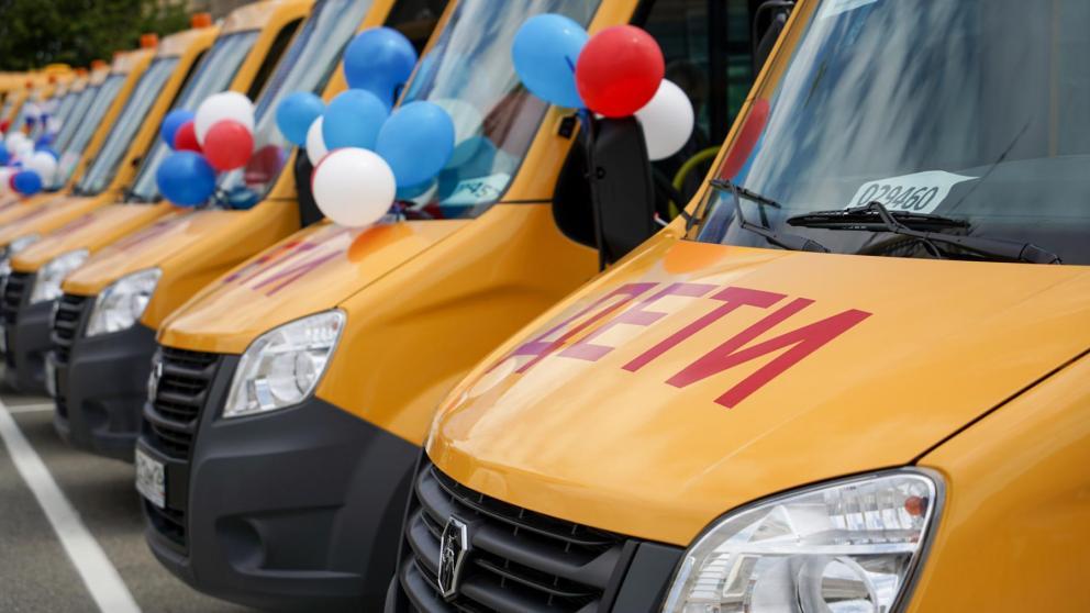 Губернатор Ставрополья передал школьные автобусы в территории края