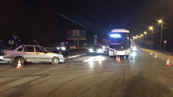 Вблизи Пятигорска автоледи протаранила в автобус