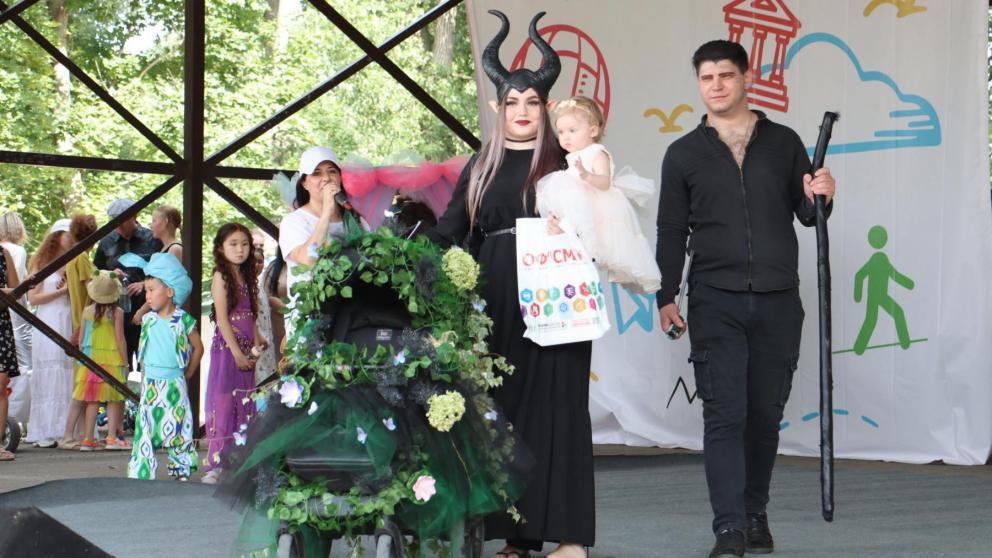 Коляска в стиле «Малефисенты» появилась на семейном празднике в Ессентуках