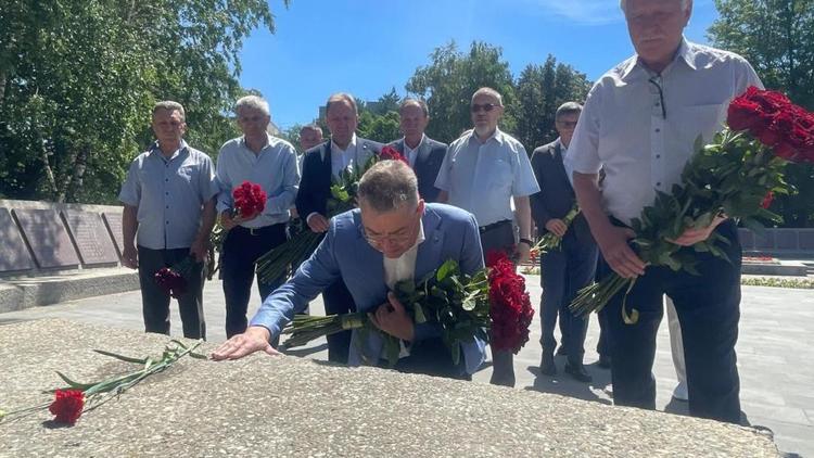 Губернатор Владимиров почтил память ветеранов боевых действий