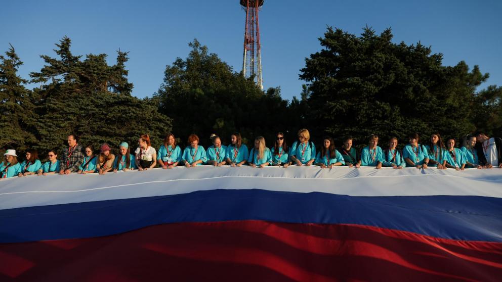 Участники форума «Машук» отметили День Государственного флага восхождением на вершину одноименной горы