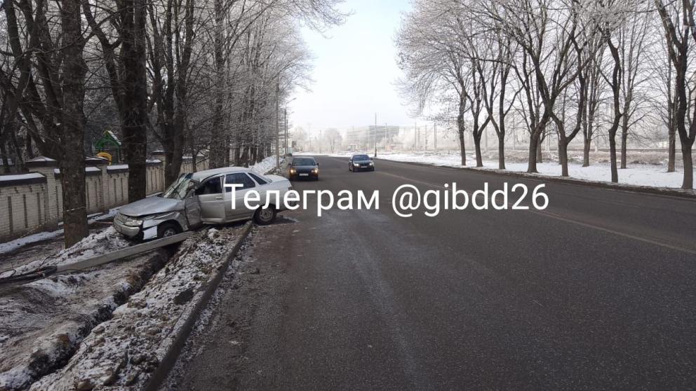 Автоледи въехала в столб в Ессентуках