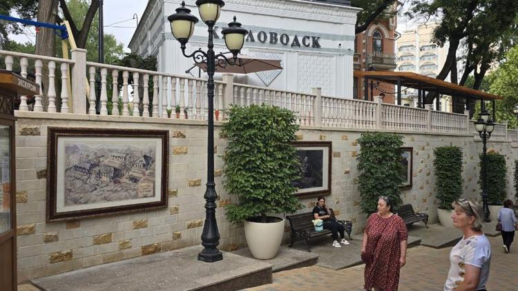 В Кисловодске на Парковом пешеходе завершают создание галереи художника Ярошенко