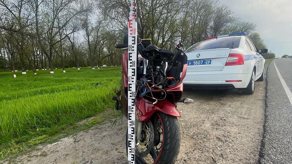 В селе Кугульта перевернулся мотоцикл: 2 человека пострадали