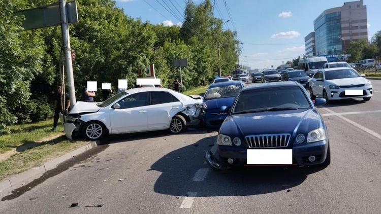 Начинающий водитель устроил тройное ДТП в Ставрополе
