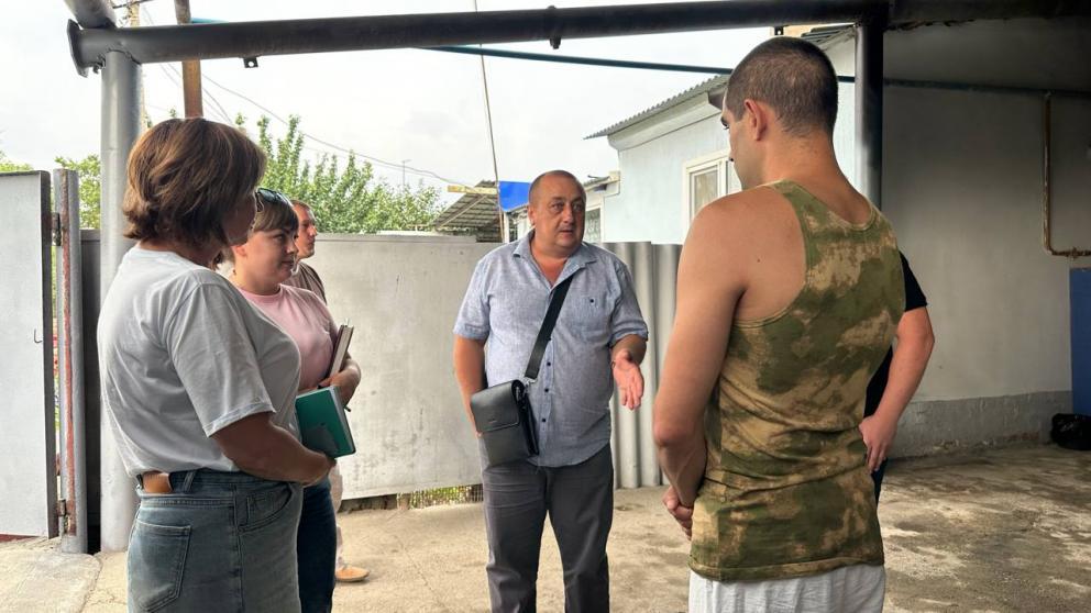 Сотрудники администрации Кировского округа посетили бойца СВО после прямой линии главы Ставрополья