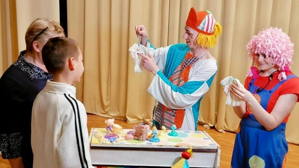 Очередную встречу с юной публикой Антрацита в ЛНР провели ставропольские кукольники