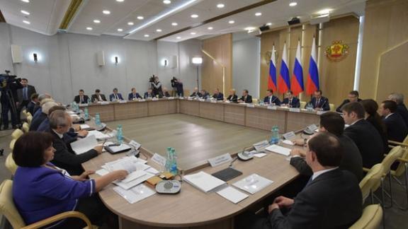 Дмитрий Медведев обсудил с губернаторами состояние рынка труда в регионах