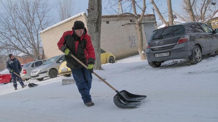 Снежный десант на Ставрополье: дворы чистят, но не везде