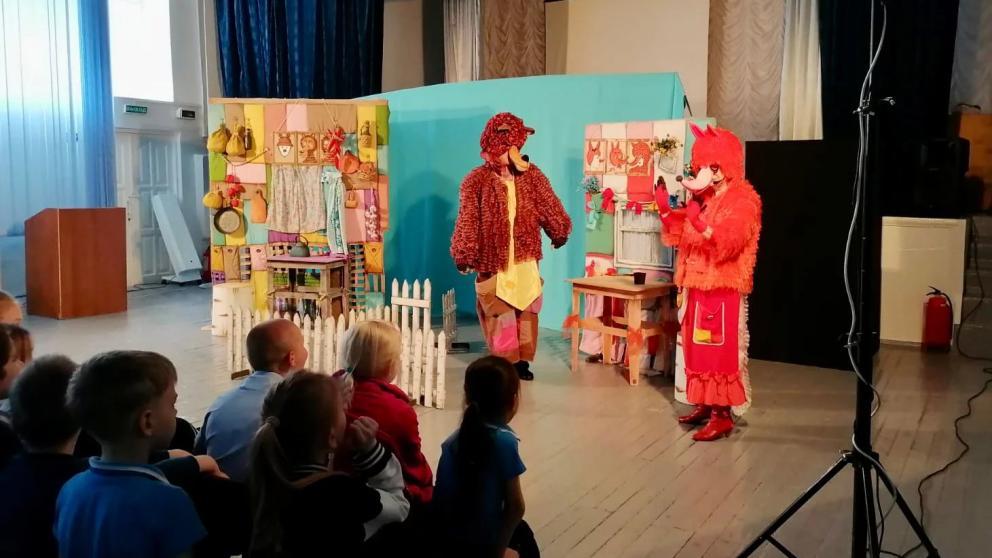 Очередной выезд к школьному зрителю провели ставропольские кукольники