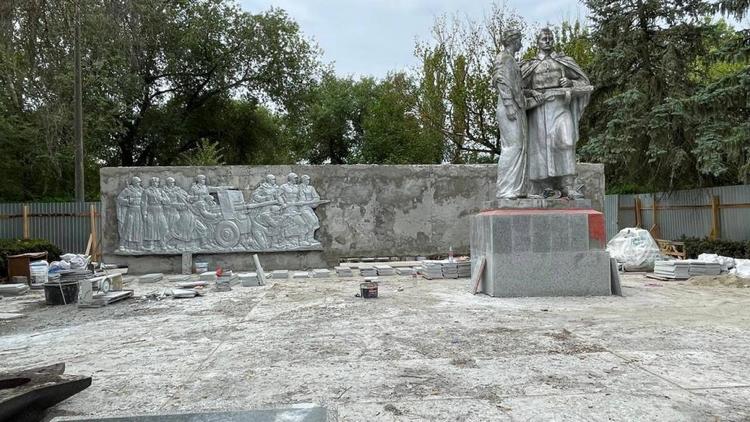 В Андроповском округе реконструкция мемориала Славы завершится к осени