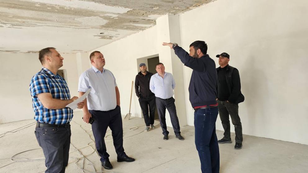 Глава Предгорного округа Ставрополья посетил строящуюся школу