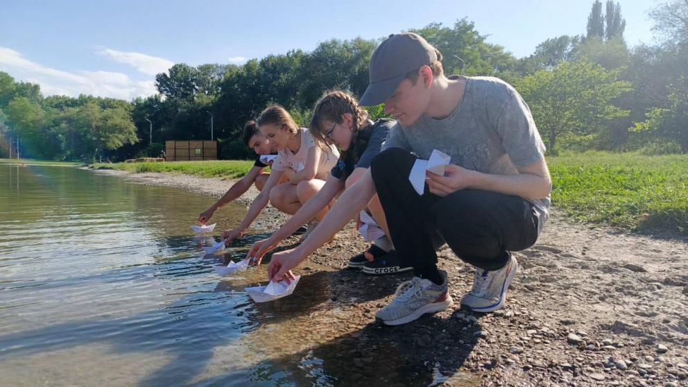 В Ессентуках запустили по реке 300 корабликов в память о погибших детях Донбасса