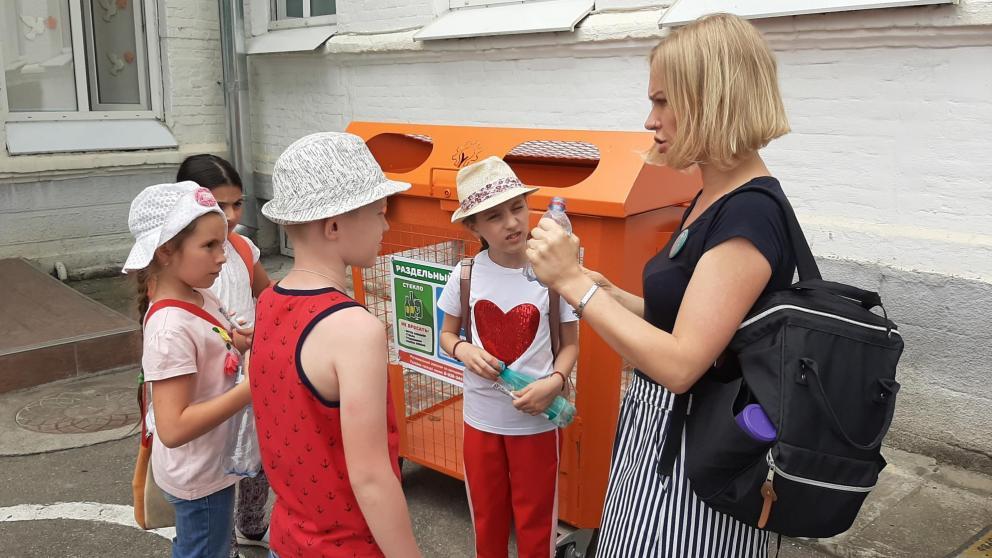 «Стойте! Это же не для мусора!»: для чего нужны оранжевые контейнеры во дворах