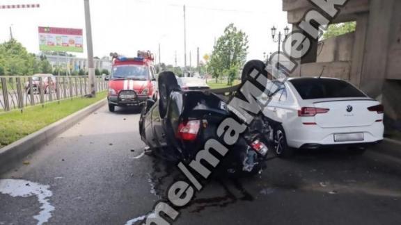 В Невинномысске автомобиль наехал на ограждение и опрокинулся: пострадавших нет