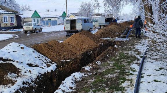 Коммунальщики меняют аварийный водопровод в селе Безопасном