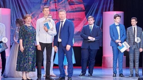 В Невинномысске 82 одиннадцатиклассника стали медалистами