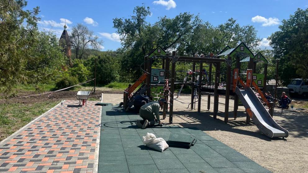 В селе Константиновском оборудуют новую детскую площадку