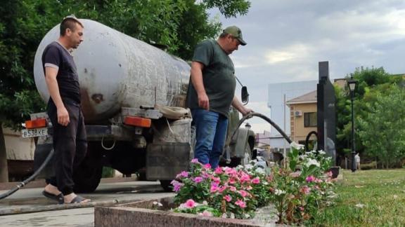 В Будённовске из-за жары стали чаще поливать газоны и клумбы
