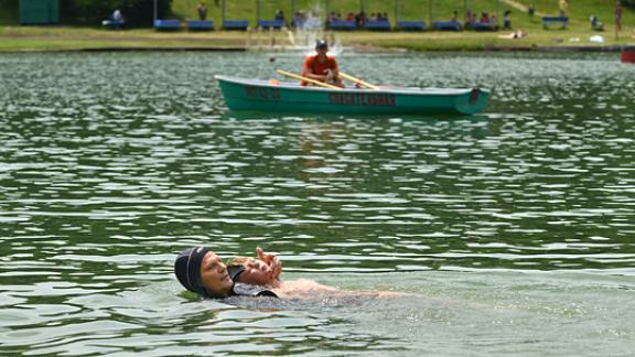 Уроки безопасности провели спасатели для детей на Комсомольском озере Ставрополя