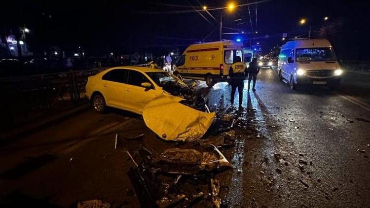 Два человека пострадали при столкновении трёх автомобилей в Ставрополе