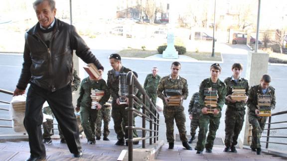 700 томов литературы о великих гражданах России передал кадетской школе Ставрополя летчик Владимир Свириденко