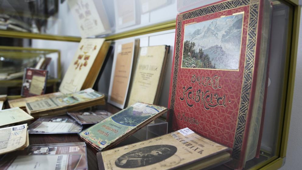 Многообразие народов России представлено на выставке в Ставропольской краевой библиотеке