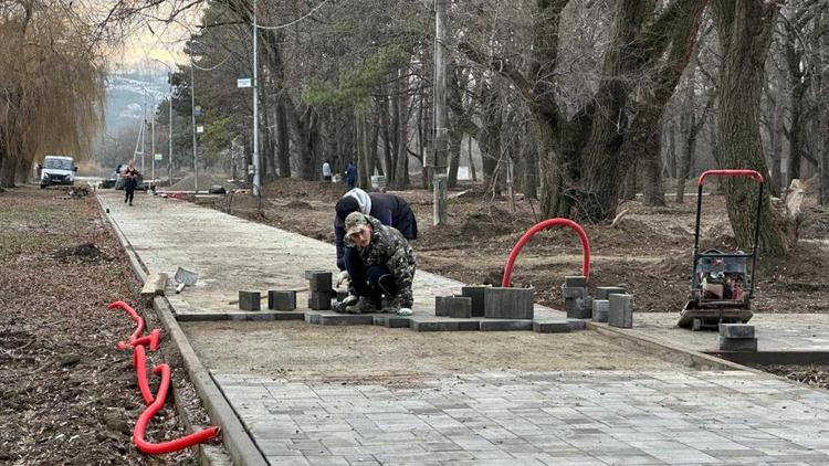 Дмитрий Ворошилов проверил ход благоустройства Новопятигорского озера