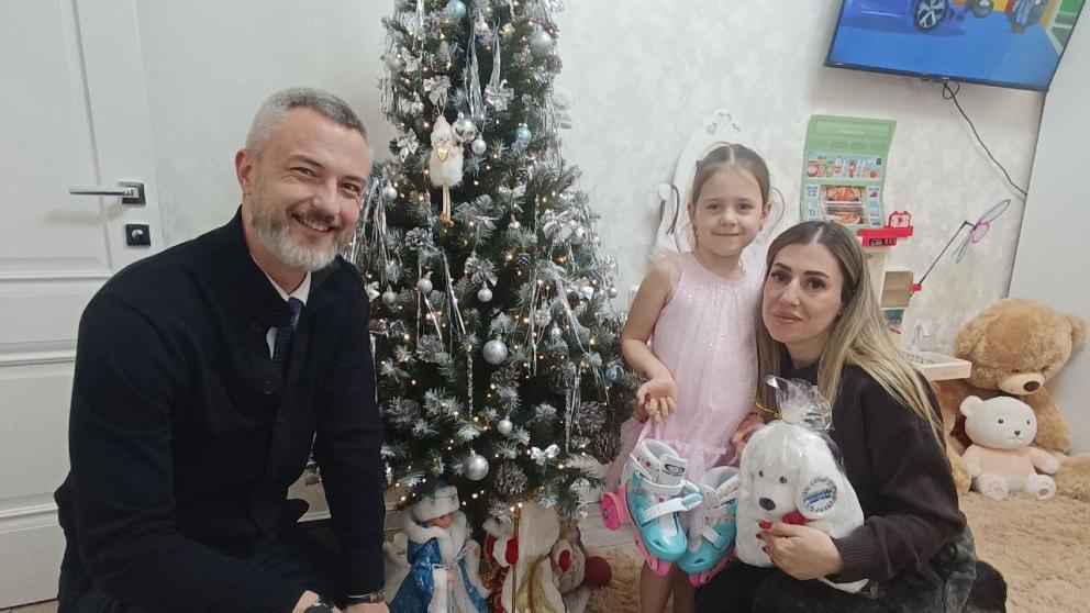 Министр ЖКХ Ставрополья исполнил новогоднюю мечту четырёхлетней девочки